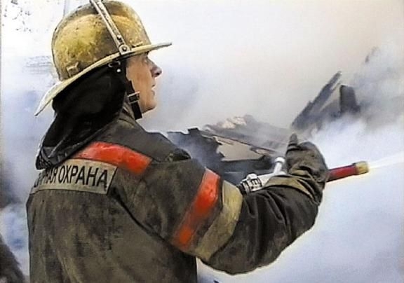 Пожарные спасли жилые дома от огня в Мирном и Якутске