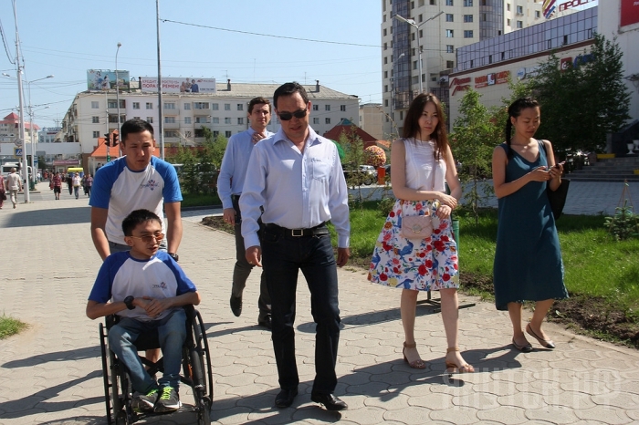 Айсен Николаев: в городе много участков, которые человек в коляске не сможет преодолеть