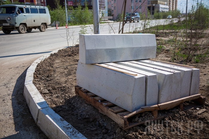 В Якутске реконструируются бордюры
