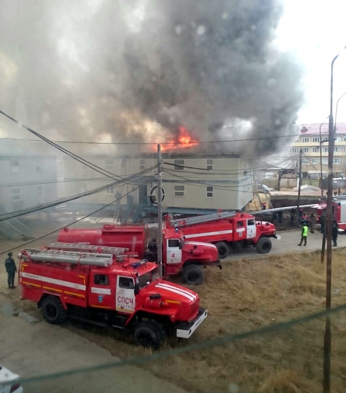 Фотофакт: в Борисовке-1 горит крыша дома
