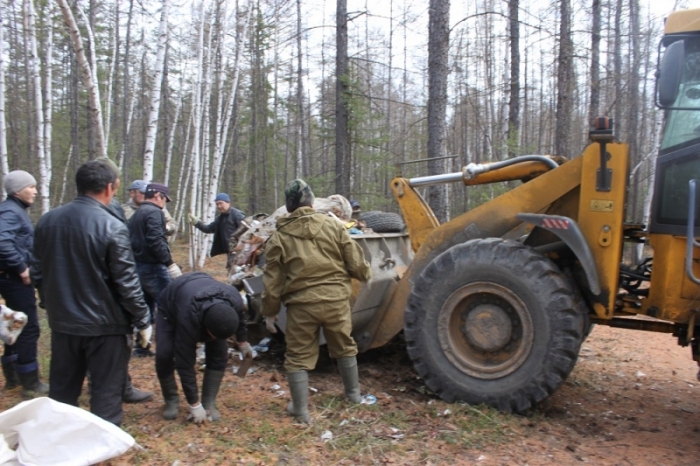 Нюрбинские пожарные провели профилактическую уборку леса