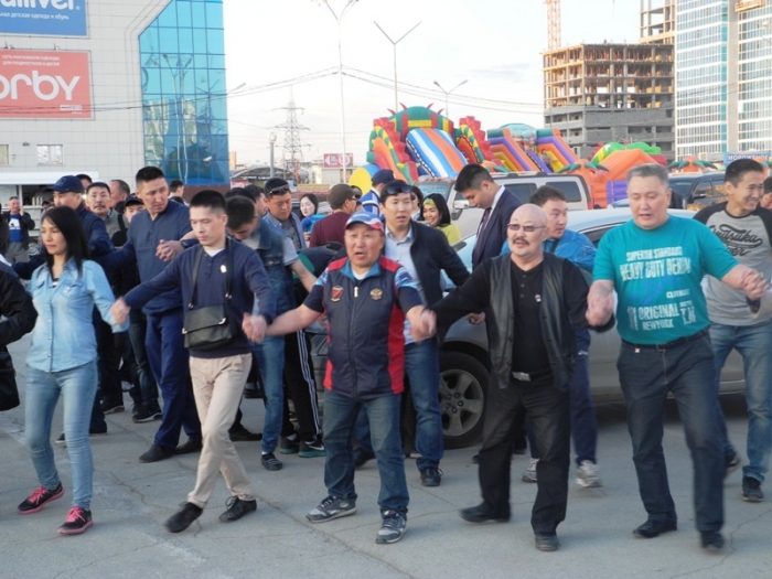 Жители Якутска станцевали Осуохай в поддержку Лебедева