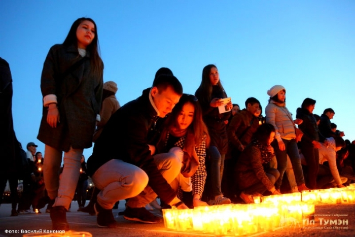 В Якутске зажгли свечи в память о поколении победителей