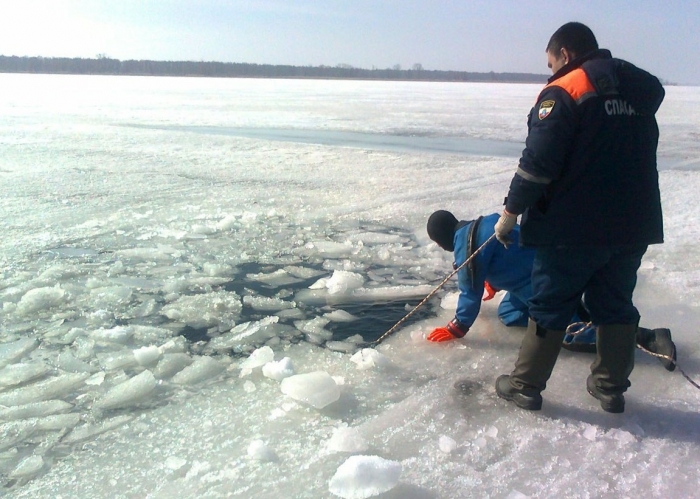 В Олёкминске 6-летняя девочка провалилась под лед