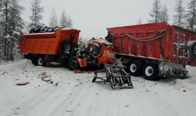 На 1326 км федеральной автодороги «Колыма» два грузовых автомобиля совершили лобовое столкновение
