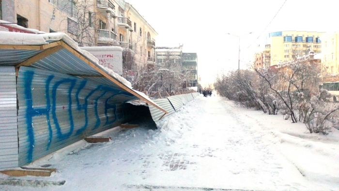Фотофакт: рухнувший в центре Якутска защитный навес всё ещё не убран