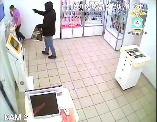 В Нерюнгри молодчик с пневматикой ограбил магазин сотовых телефонов (+видео)