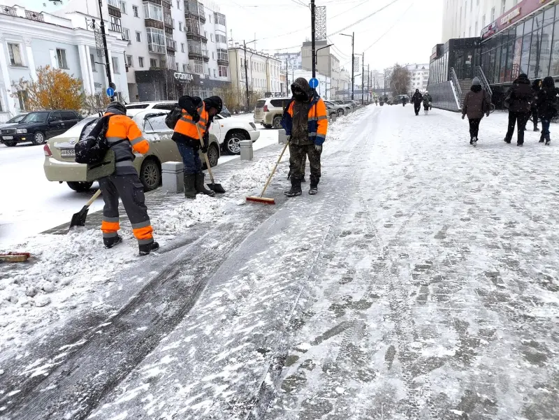 В Якутске в связи со снегопадом усилены дорожные работы