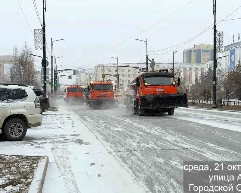 В Якутске в уборке снега задействовано свыше 30 единиц спецтехники