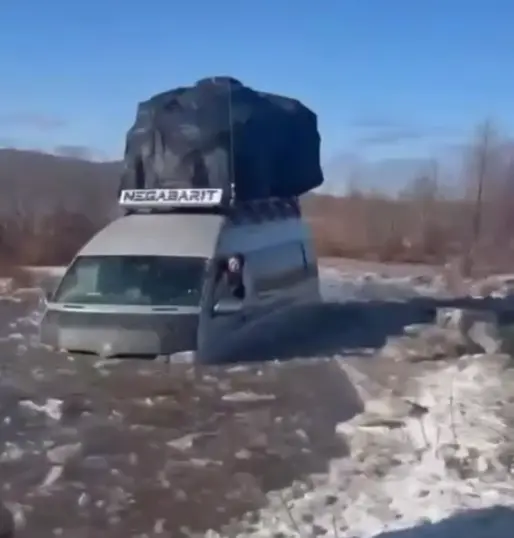 В Оймяконском районе микроавтобус провалился под лед