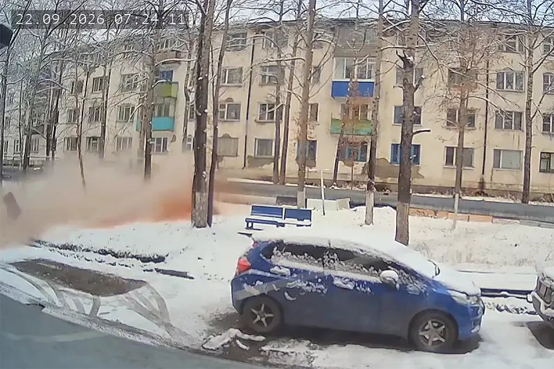 Прямо на улице в Чульмане лопнула труба горячего водоснабжения