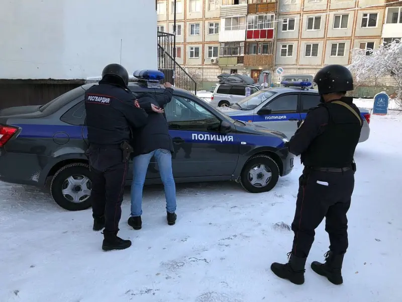 В Якутске росгвардейцы задержали троих человек хранивших спайс