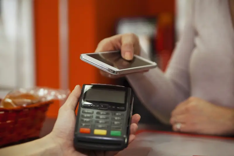 Для клиентов Алмазэргиэнбанка стали доступны бесконтактные платежи Google Pay и Samsung Pay