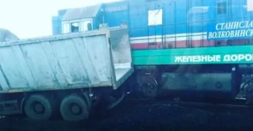 Водитель самосвала погиб при столкновении с тепловозом в Якутии