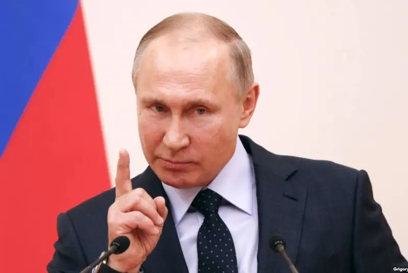 Путин разрешил блокировать порочащие честь сайты