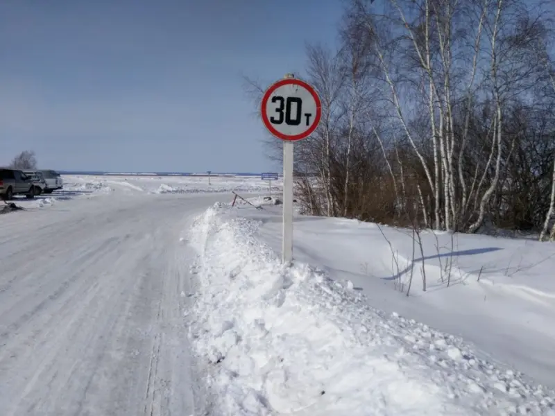 На ледовых переправах возле Якутска снижают грузоподъемность