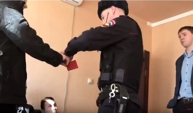 Сотрудник полиции попросил журналиста Виталия Обедина удалиться, поскольку при нем «плохо дышится»
