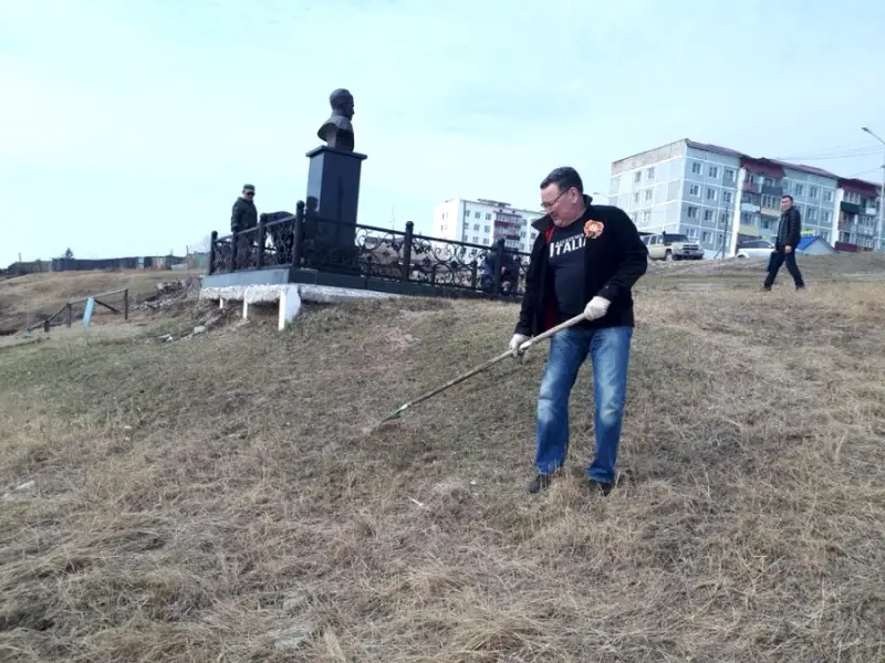 Депутат привел в порядок территорию памятника своему именитому деду