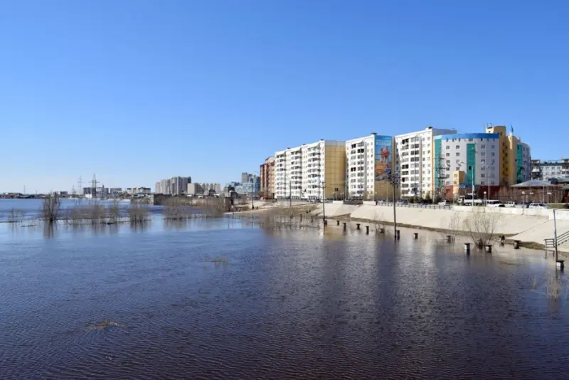 Возле Якутска средний ледоход за два часа уровень воды снизился на 8 сантиметров