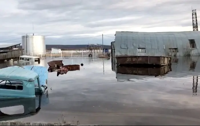 На подтопленной нефтебазе «Саханефтегазсбыта»  обнаружены следы ГСМ