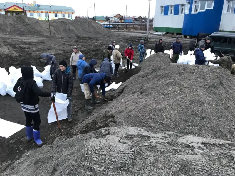Уровень воды в Среднеколымске третьи сутки держится на уровне выше критического
