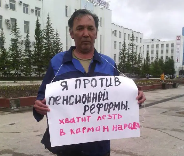 Фотофакт: Якутянин провел одиночный пикет против пенсионной реформы