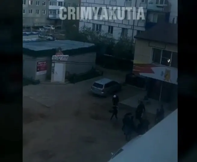 Разборки возле «Мафии»: пьяная толпа запинала неизвестного
