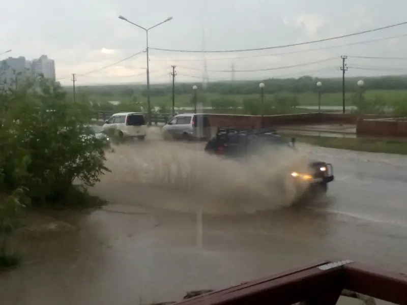 Горожан просят соблюдать меры безопасности во время грозы