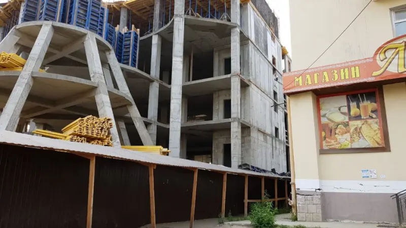 Жильцы дома, где разрушается фасад жалуются на шум со стройки