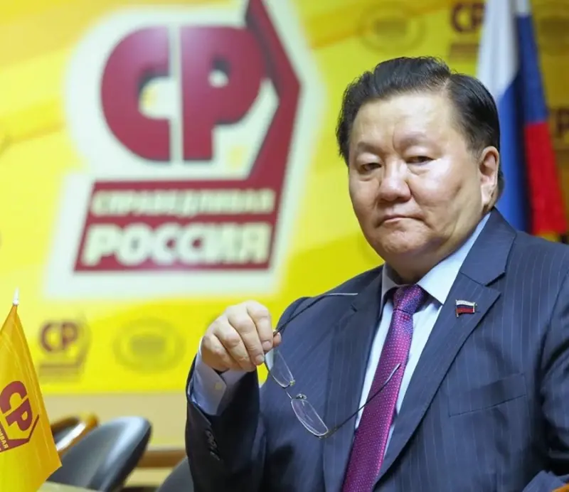 Федот Тумусов поздравил земляков в Днем Государственного флага России