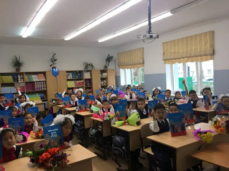 Первоклашкам подарили увлекательную книгу «Волшебная карта АЭБ»