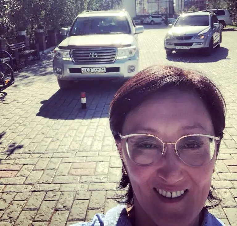 Сардана Авксентьева подписала распоряжение о продаже автомобилей представительского класса
