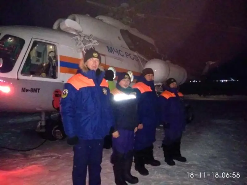 Экипаж вертолета и спасателей, снявших с льдины оленеводов, наградят