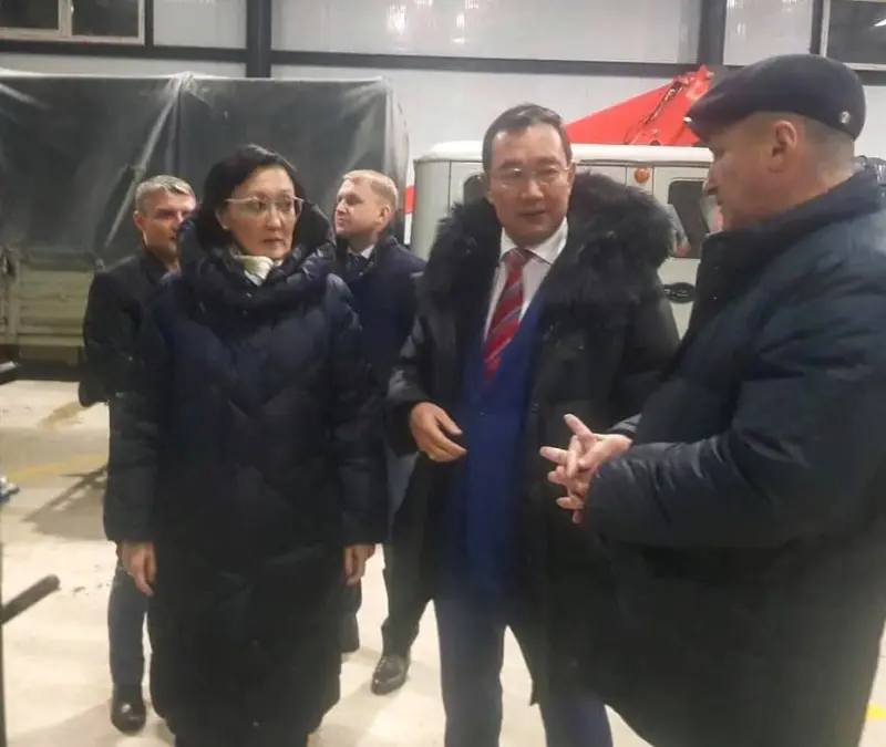 Глава Якутии ознакомился с новой спецтехникой столичного хозяйства