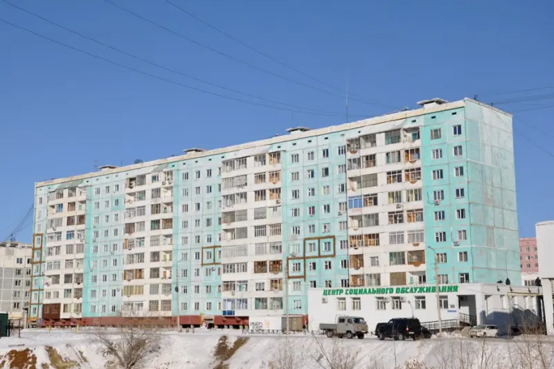 Накренившуюся девятиэтажку в Якутске начали укреплять