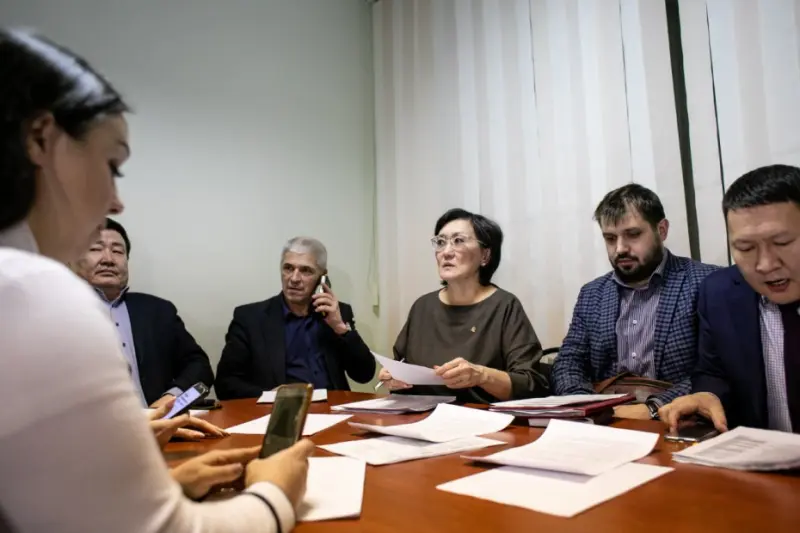 Сардана Авксентьева встретилась с погорельцами с улицы Семена Данилова