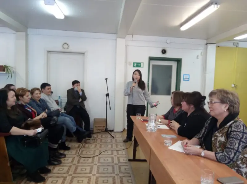 Заммэра Якутска по соцвопросам встретилась с родителями учеников и руководством Детской школы искусств