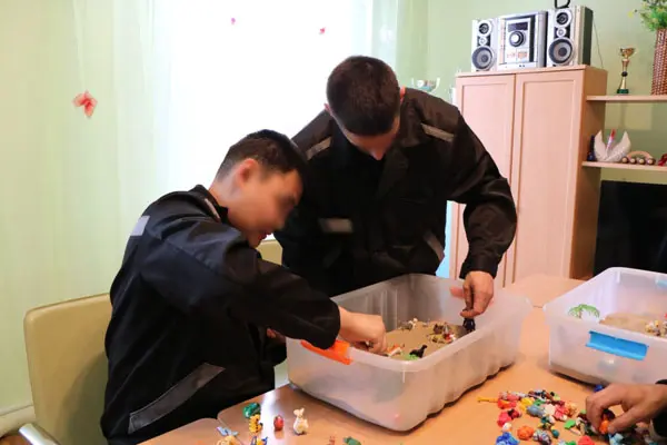 Руки в песок – не так мрачен срок: в колонии №7 практикуют песочную терапию