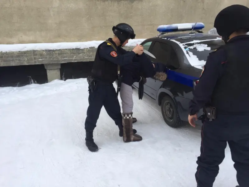 Росгвардия задержала курганца с ножом, ограбившего таксиста