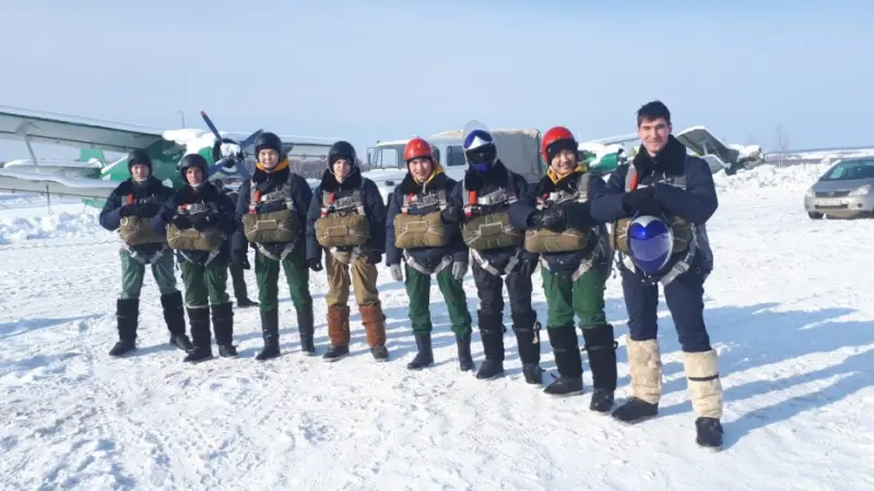 Парашютисты-пожарные отработали прыжки с самолета