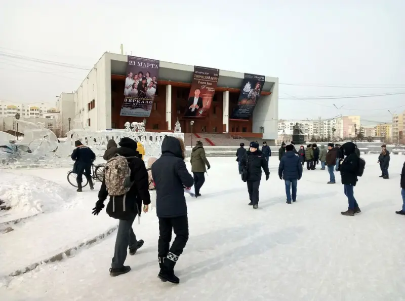Митинг с отсрочкой: коммунисты собрались на площади Дружбы, чтобы сообщить о том, что они вернутся сюда 11 апреля