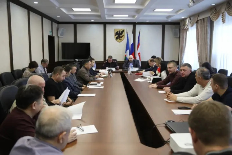 В Окружной администрации прошло совещание с маршрутными перевозчиками