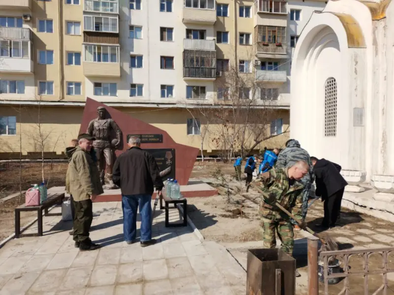 В сквере имени Героя России Александра Рыжикова провели субботник