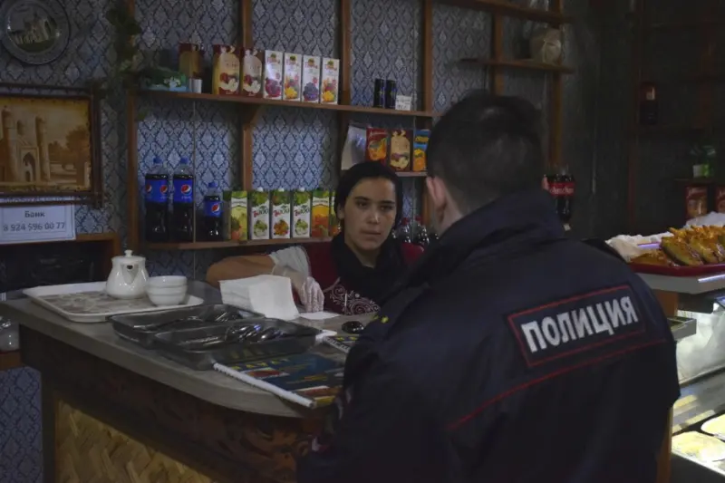 «Нават» виноват:  нелегальных работников «чайханы» доставили в полицию