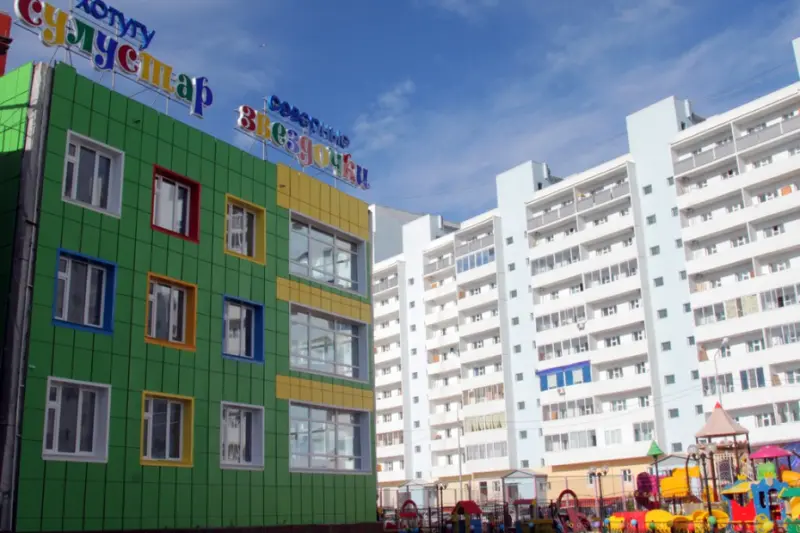 По факту гибели ребенка на детской площадке в Якутске прокуратура проводит проверку