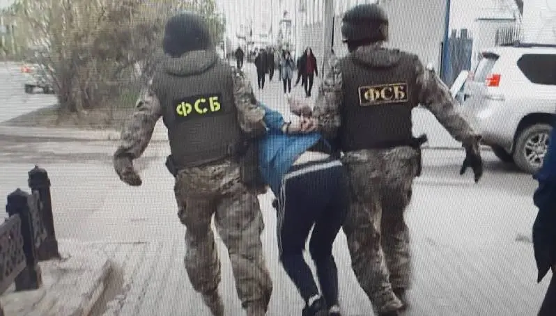 В Якутске преступная группа вымогала у местного жителя деньги, угрожая расправой