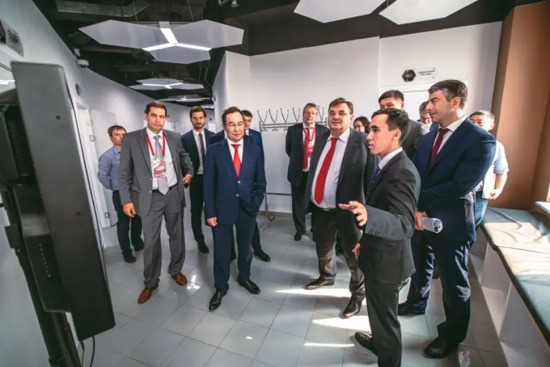 Айсен Николаев и Константин Чуйченко побывали в МФЦ и IТ-парке республики