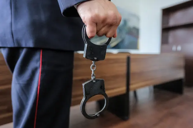 По апелляционному представлению прокурора суд принял решение о заключении под стражу