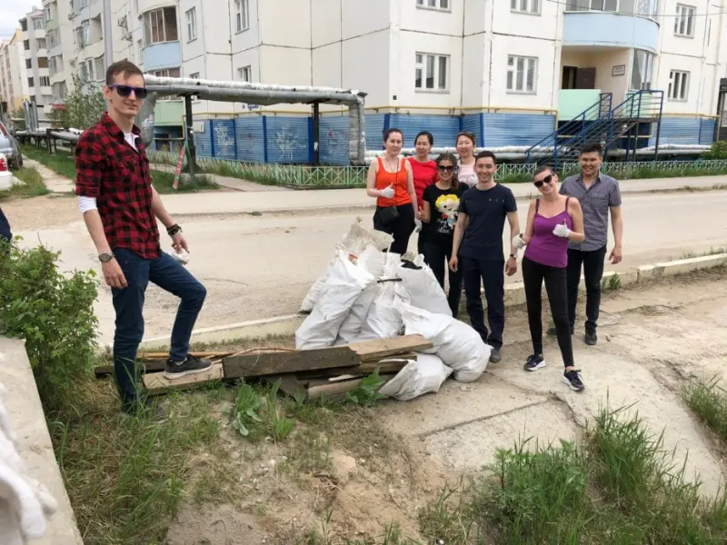 Сотрудники Минтранса региона убрали мусор с территории Талого озера