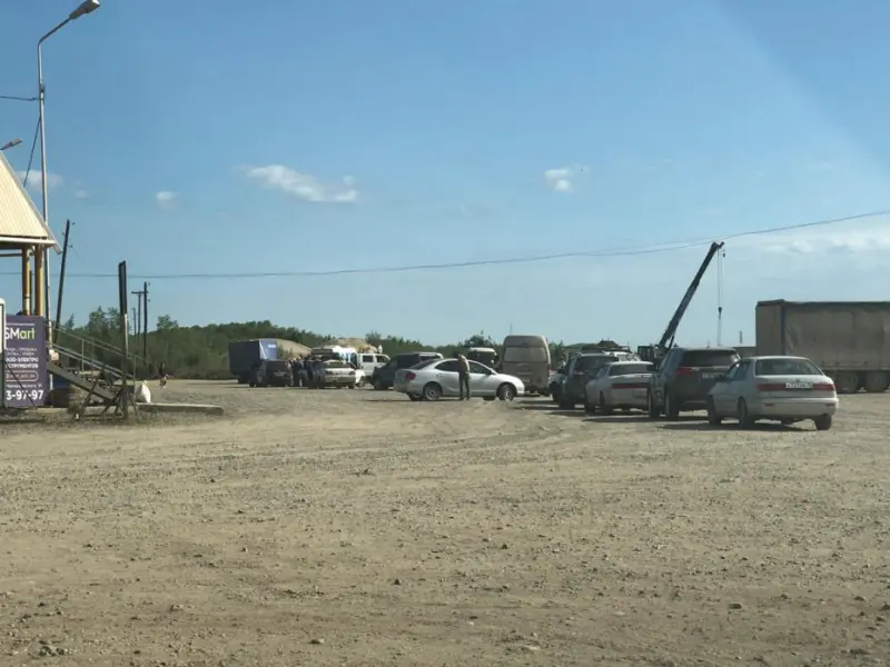 На паромной переправе Якутск-Нижний Бестях очередь проходит спокойно